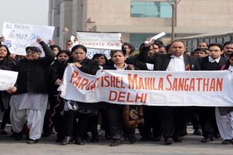 Warga India melakukan aksi unjuk rasa di luar Pengadilan Distrik Saket, New Delhi, lokasi persidangan kasus perkosaan massal yang terjadi beberapa waktu lalu.