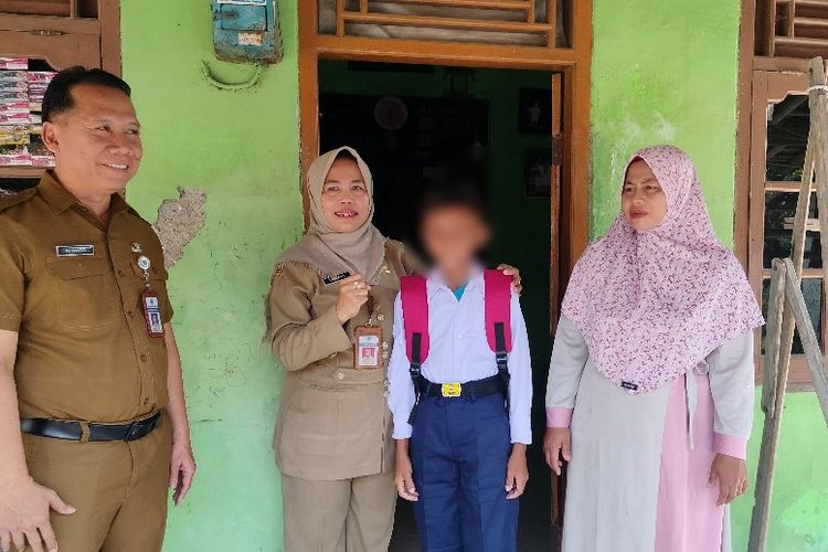 Anak putus sekolah, Nazril Khairul Azzam (12) dan ibunya Megawati (36) dijemput Kepala Dindikpora Caridah dan Kabid PTK Riyanto untuk kembali bersekolah di kediamannya di Desa Kluwut, Brebes, Jateng, Senin (30/10/2023).