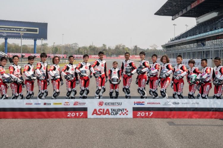 Para peserta Asia Talent Cup 2017 berpose bersama. Pebalap Turki, Deniz Oncu, berdiri di posisi paling tengah.