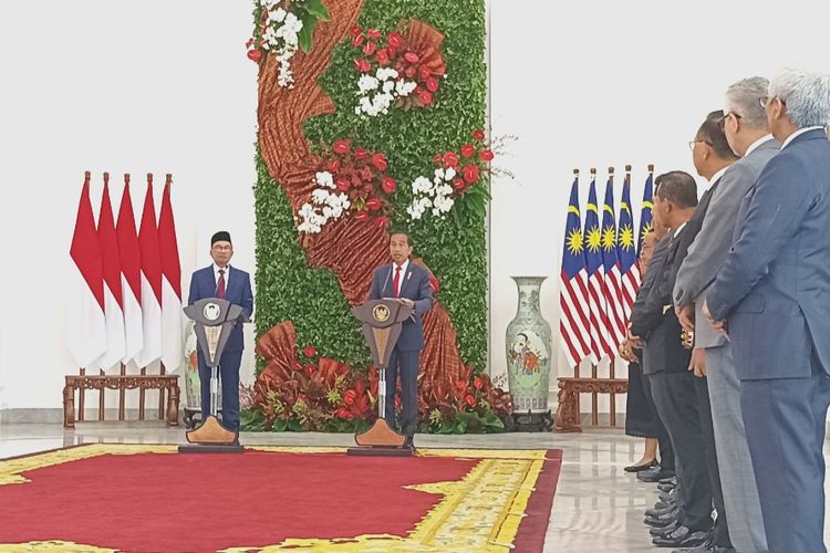 Presiden Joko Widodo saat memberikan keterangan pers bersama Perdana Menteri (PM) Malaysia Anwar Ibrahim di Istana Kepresidenan Bogor, Senin (9/1/2023). 