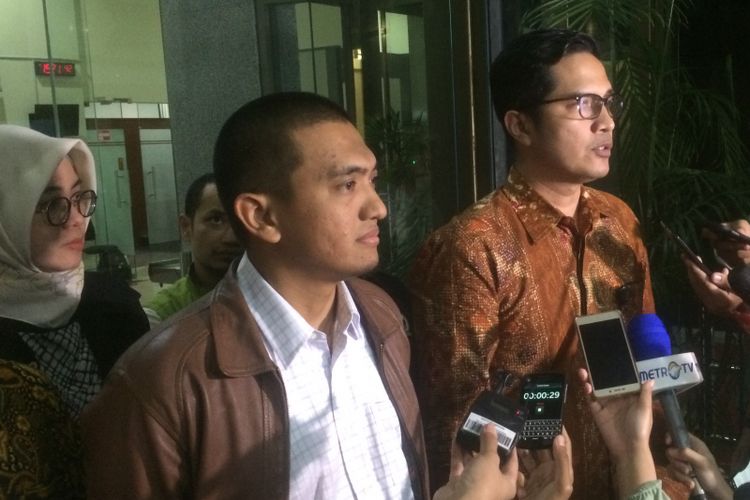 Ketua Wadah Pegawai (WP) Komisi Pemberantasan Korupsi (KPK) Yudi Purnomo (kiri) bersama Juru Bicara KPK )kanan pakai baju batik panjang) saat ditemui di Gedung Merah Putih KPK, Jakarta, Senin (9/7/2018).