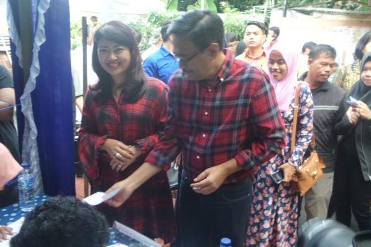 Calon wakil gubernur DKI Jakarta Djarot Saiful Hidayat bersama istrinya, Happy Farida mencoblos di TPS 08, Jakarta Selatan, Rabu (15/2/2017)