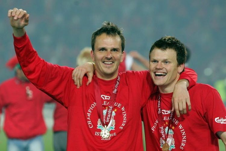 Dietmar Hamann dan John Arne Riise merayakan keberhasilan Liverpool meraih gelar Liga Champions musim 2004-2005 seusai mengalahkan AC Milan di Stadion Ataturk, Istanbul, 25 Mei 2005.