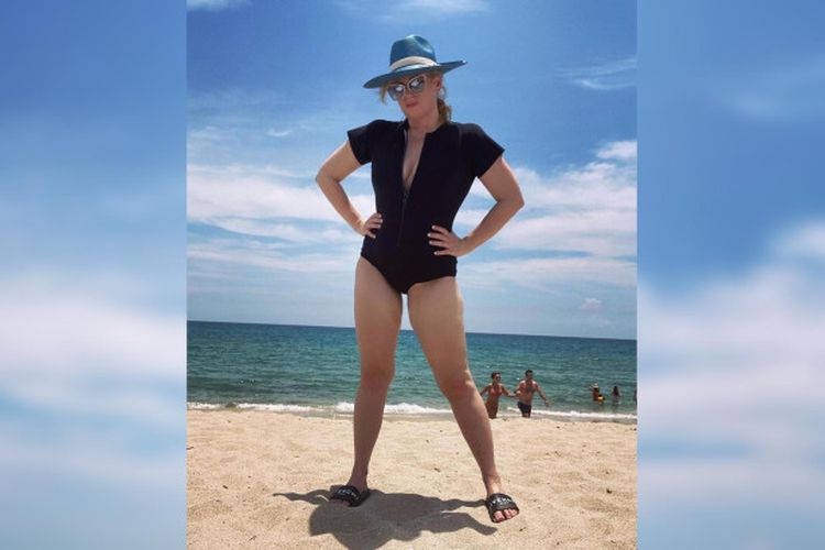 Rebel Wilson dengan busana pantai