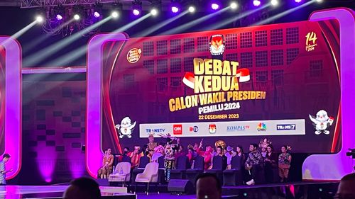 Pendukung Mahfud Pakai Baju Adat di Arena Debat