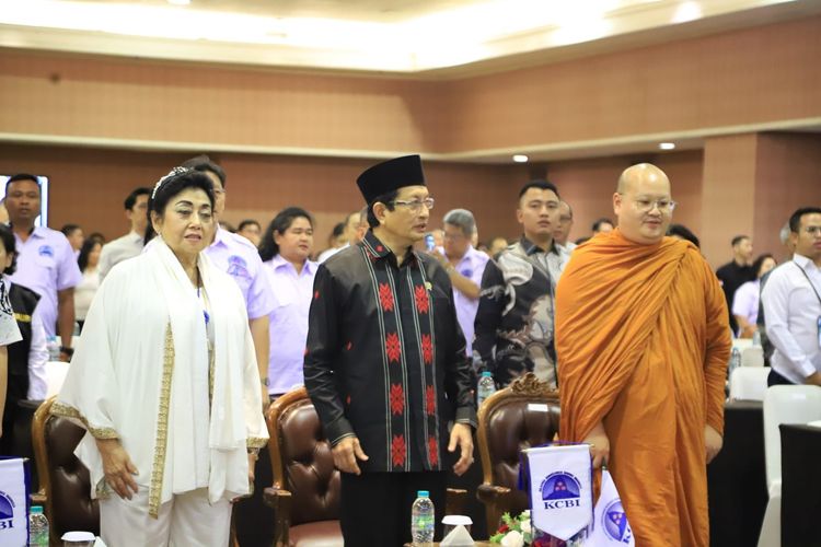 Ketua Dewan Pembina KCBI Hartati Murdaya, Menteri Agama Nasaruddin Umar, dan Ketua Umum KCBI YM Bhikku Dhammavuddho saat merayakan Hari Ulang Tahun (HUT) ke-31 KCBI pada Senin (18/8/2025) di JIExpo Kemayoran, Jakarta Pusat.