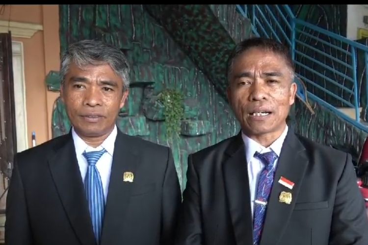 M Rapi Ginting dan Bali Ukur Ginting, saudara kembar yang dilantik menjadi anggota DPRD Karo, Sumatera Utara, Selasa (1/10/2024).