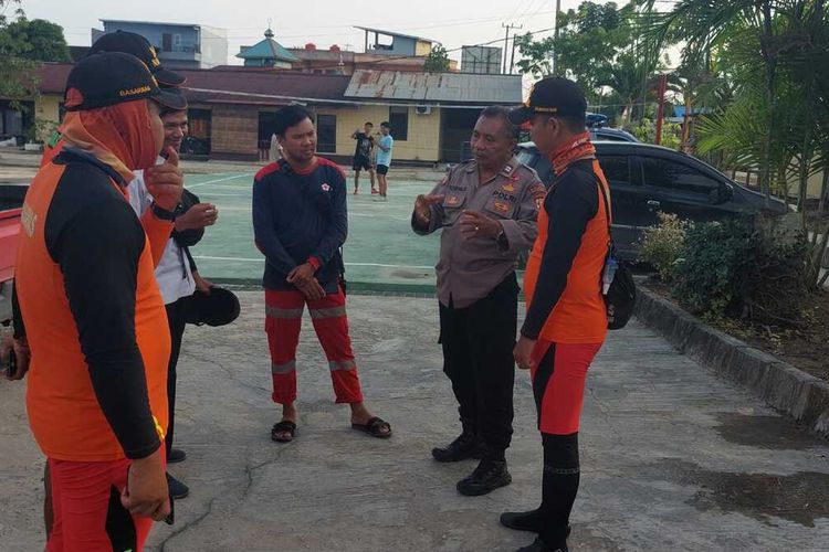 Tim SAR lakukan pencarian ABK Riski yang terjatuh di Perairan Muara Pegah, Kukar
