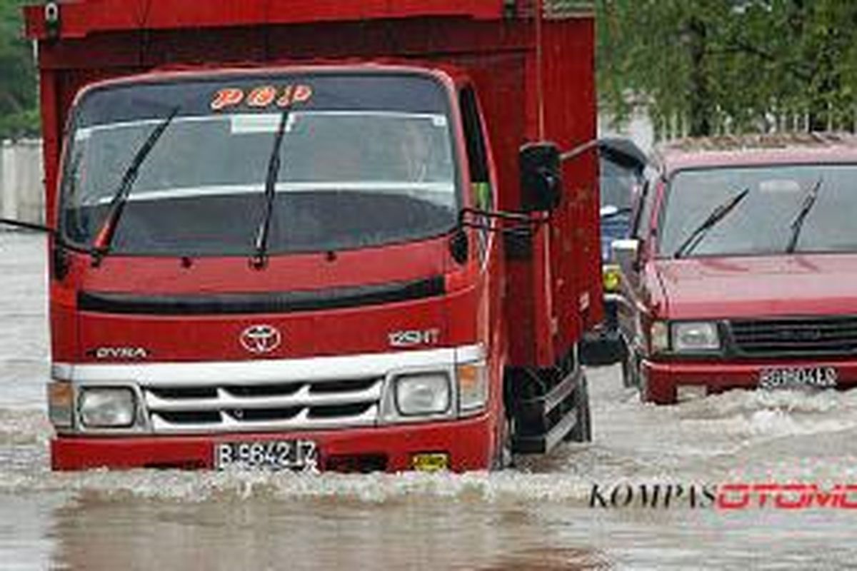 Ketahui kedalaman banjir seblum melintas