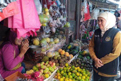 Saat Khofifah Borong Dagangan Pedagang Pasar Wage Nganjuk, Beli Bawang Putih dan Sayuran