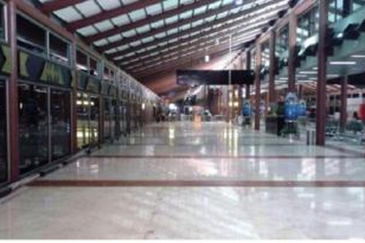 PT Angkasa Pura II membersihkan tenant yang menempati area publik terminal 2D Bandara Soekarno Hatta, Cengkareng 
