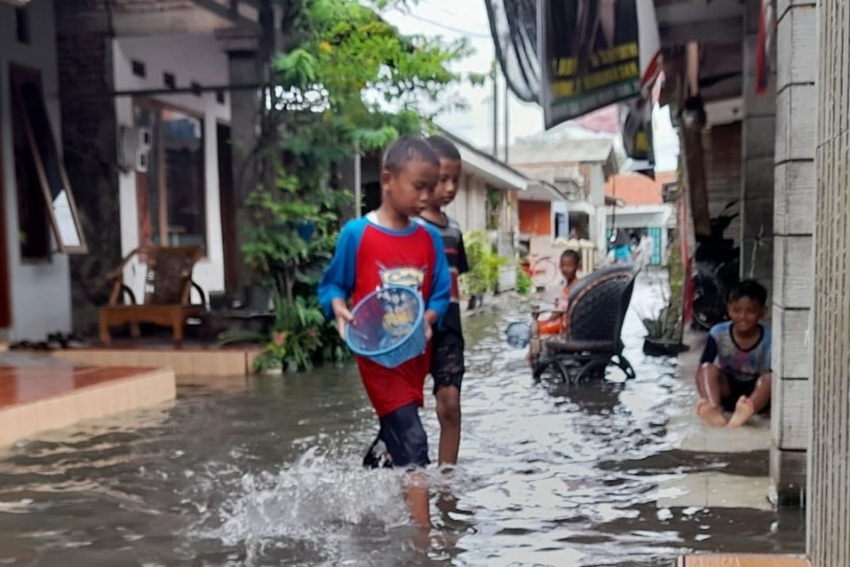 Saat Kota Tegal Dilanda Banjir Rob dan Kegiatan Belajar Mengajar Diliburkan...