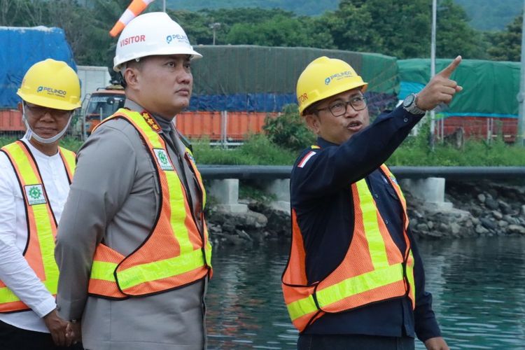 Kapolresta Banyuwangi saat meninjau proses bongkar muat beras di Pelabuhan Tanjungwangi Banyuwangi, Kamis (21/3/2024)
