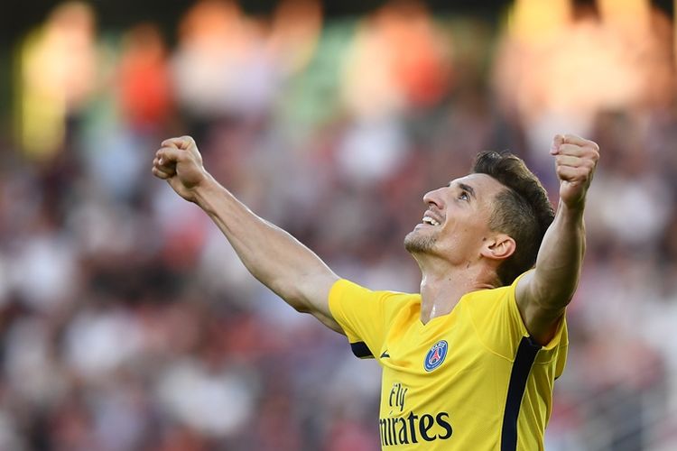 Bek Paris Saint-Germain asal Belgia, Thomas Meunier, melakukan selebrasi setelah mencetak gol melawan Dijon (DFCO) dalam pertandingan Ligue 1 di Gaston Gerard Stadium, Dijon, 14 Oktober 2017.
