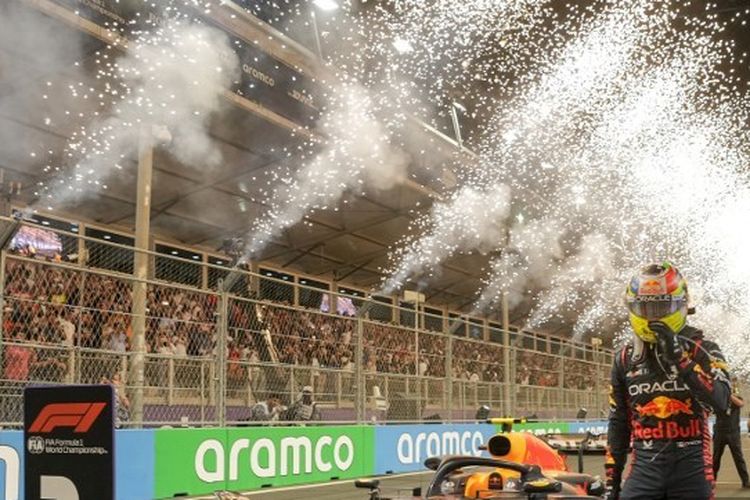 Pebalap asal Meksiko yang memperkuat tim Red Bull Racing, Sergio Perez, melakukan selebrasi setelah memenangi Formula 1 Arab Saudi di Sirkuit Jeddah Corniche, Jeddah, 19 Maret 2023.