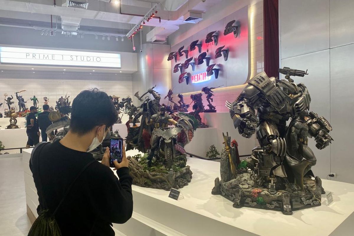 Pengunjung yang memotret aneka action figure superhero dan karakter terkenal di Statue 4 Heroes Gallery di lantai 4 Lotte Mall Jakarta, Kuningan, Jakarta Selatan.
