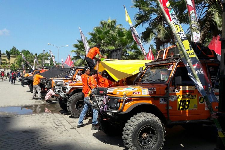 Para Offroader tengah memeriksa kendaraan yang akan digunakan dalam IOX 2017 mengelilingi medan ekstrem di daratan Sultra dan Sulsel