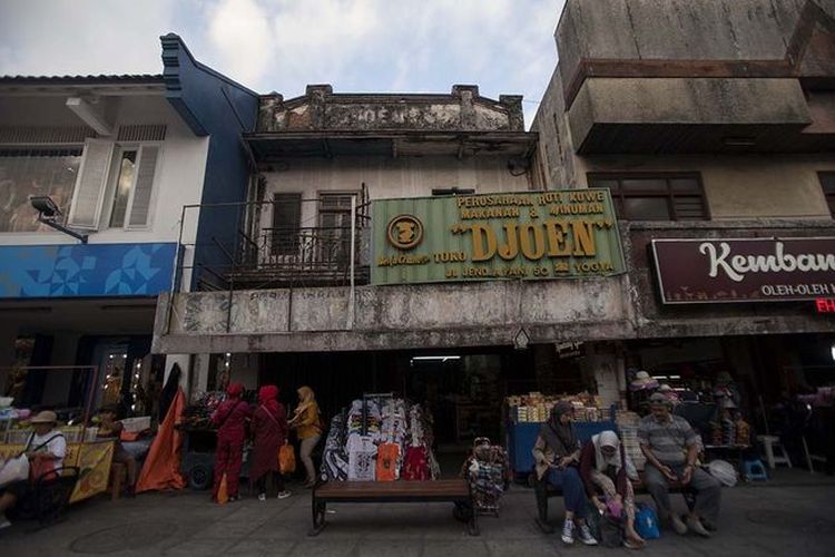 Toko Djoen terletak di pusat keramaian Jalan Malioboro.