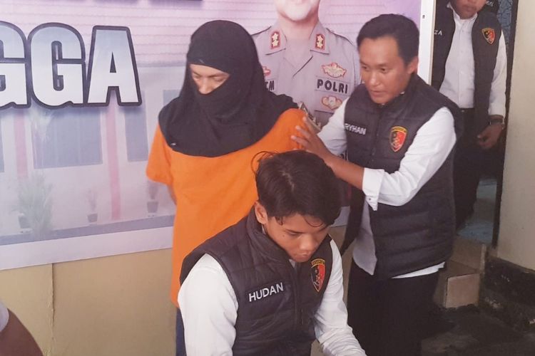 Imran alias Zam-zam, pria asal Kabupaten Bintan, Kepulauan Riau ini ditangkap jajaran Satreskrim Polres Lingga. Zam-zam ditangkap atas laporan pemerasan kepada selingkuhannya, yang merupakan wanita bersuami yang tinggal di Desa Batu Berdaun, Kecamatan Singkep, Kabupaten Lingga.