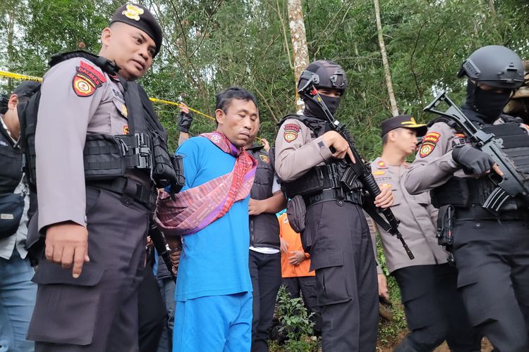 Tersangka Tohirin (45) alias Mbah Slamet dibawa ke lokasi penemuan mayat diDesa Balun, Kecamatan Wanayasa, Banjarnegara, Jawa Tengah, Selasa (4/4/2023) petang. 