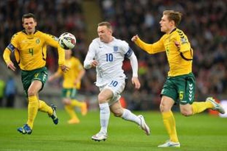 Striker tim nasional Inggris, Wayne Rooney (tengah), pada laga melawan Lithuania di Stadion Wembley, London, Jumat (27/3/2015).