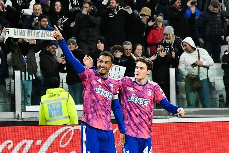 Danilo (kiri) merayakan gol bersama Federico Chiesa dalam laga pekan ke-17 Liga Italia 2022-2023 antara Juventus vs Udinese di Stadion Allianz, 7 Januari 2023. Juventus dipastikan menempati peringkat kedua klasemen Liga Italia pada akhir pekan ke-17 kompetisi setelah pada laga lain AC Milan bermain imbang 2-2 melawan AS Roma. (Photo by Isabella BONOTTO / AFP)