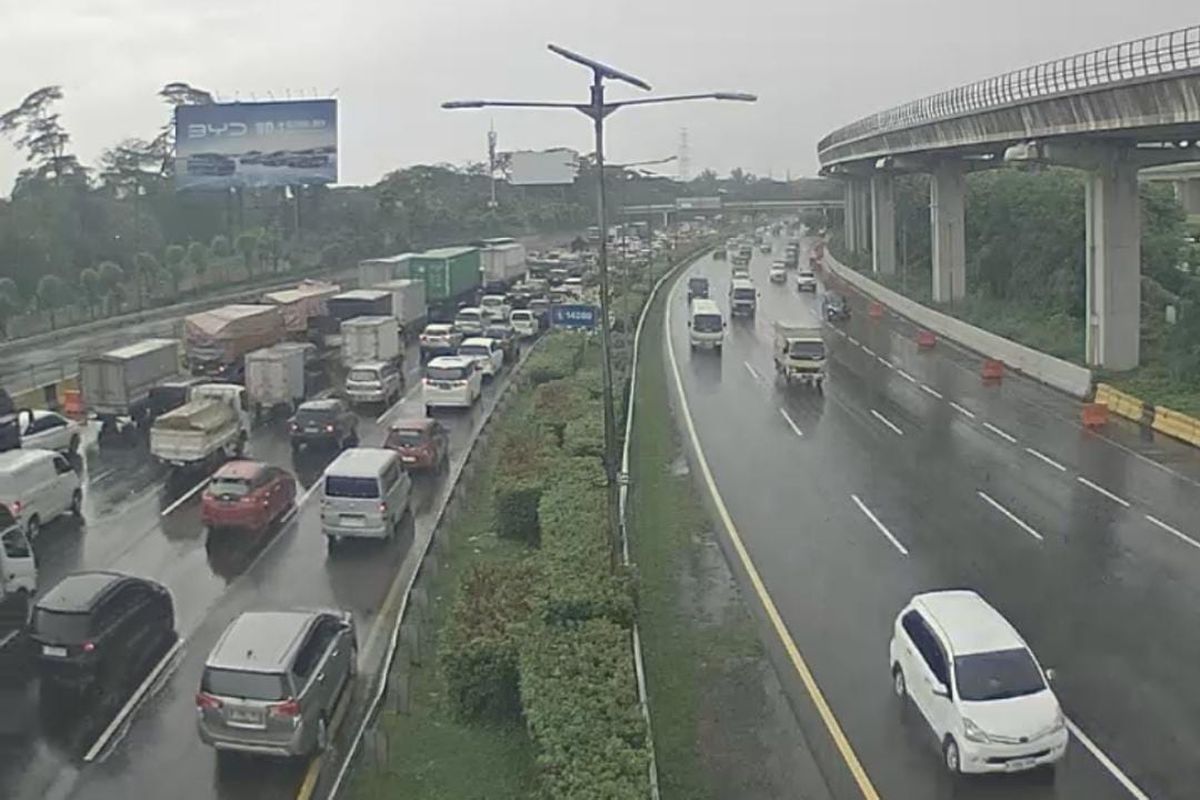 Kepadatan lalu lintas di Tol Cikampek KM 1