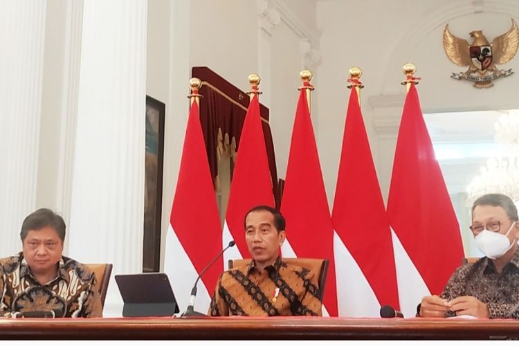 Presiden Joko Widodo saat menggelar konferensi pers penghentian ekspor biji bauksit di Istana Merdeka, Rabu (21/12/3022).