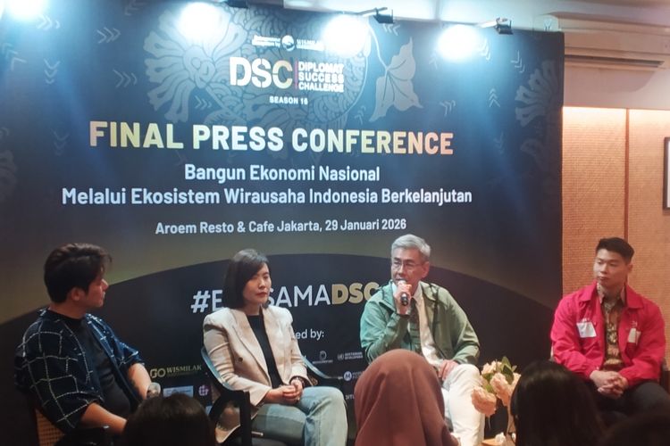 Final Press Conference Diplomat Success Challenge (DSC) Season 16. Program Initiator DSC, Edric Chandra (paling kiri); Founder Kebab Turki Baba Rafi & CEO PT Nava Sari Kreasi, Nilamsari; Ketua Dewan Komisioner DSC, Surjanto Yasaputera (baju hijau); serta Best of The Best DSC Season 16, Jonathan Holyanto (paling kanan)