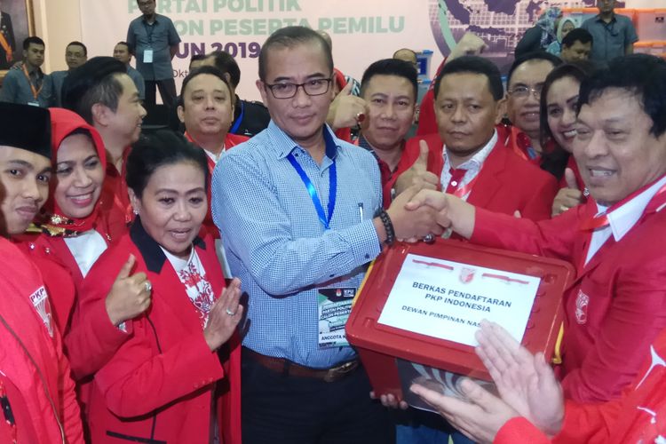 Sekretaris Jenderal Partai Keadilan dan Persatuan Indonesia (PKPI), Imam Anshori Sholeh saat mengantar PKPI mendaftar sebagai calon peserta Pemilu 2019 di Komisi Pemilihan Umum (KPU) RI, Jakarta, Senin (16/10/2017).  