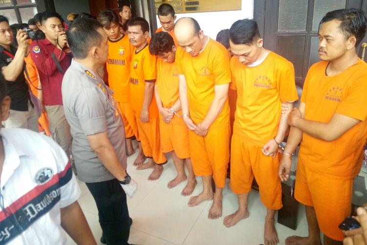 Polrestabes Bandung Kombes Irman Sugema tengah memperlihatkan para pelaku tindak kriminal yang ditangkap dalam waktu 10 hari, Jumat (20/12/2019).