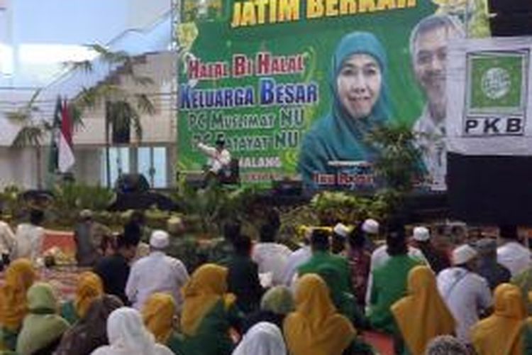 KH Hasyim Muzadi, saat pidato di depan ribuan kader Muslimat NU dalam kampanye pasangan Khofifah-Herman, di GOR Ken Arok, Kota Malang, Minggu (18/8/2013).