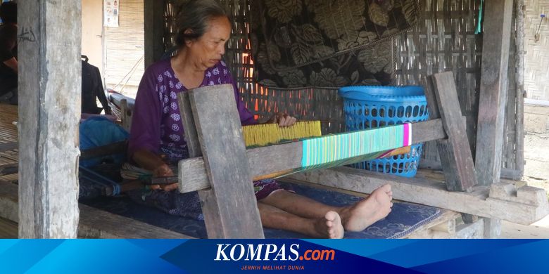 Cerita Rinayu, Nenek yang Tetap Menenun di Lingkaran Sirkuit MotoGP Mandalika - Vimarsana News