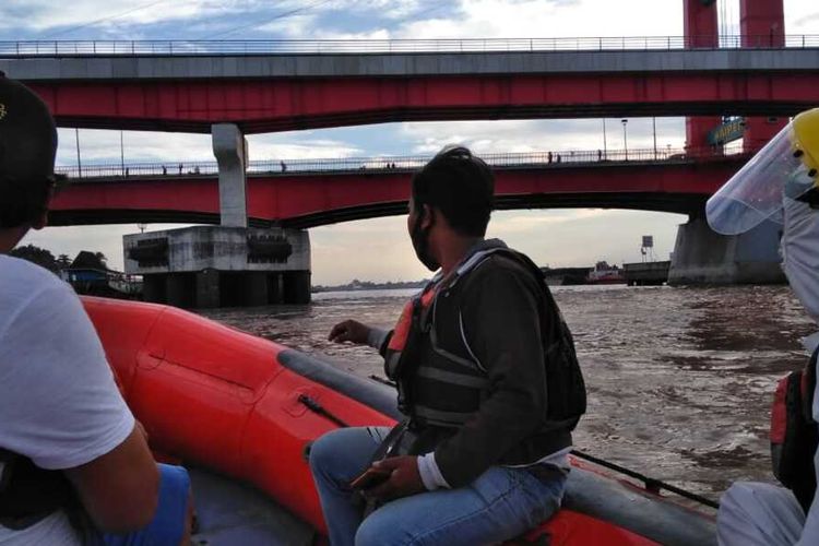 Proses pencarian sepasang kekasih yang hilang di sungai Musi, Palembang usai melompat, Minggu (23/8/2020).