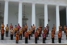 Unjuk Rasa di Luar Istana, Sesi Foto Kabinet Jalan Terus
