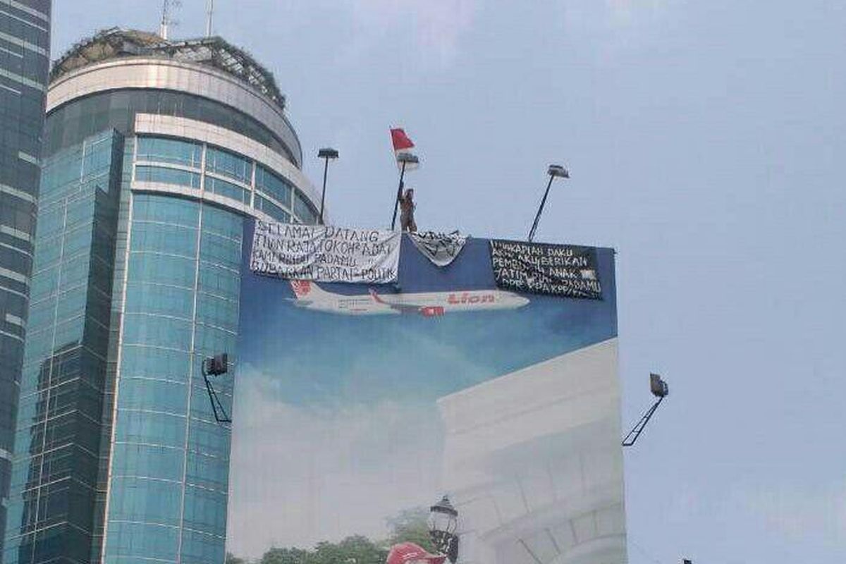 Agustinus Woro, memanjat baliho di Setiabudi, Jakarta Selatan, Jumat (26/5/2017).