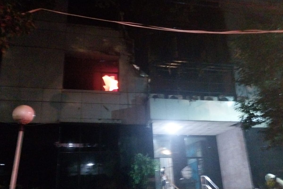 Lantai dua gedung LBH Jakarta, Jalan Diponegoro Megaria, Menteng, Jakarta Pusat, dilanda kebakaran, Minggu (7/4/2024) malam.