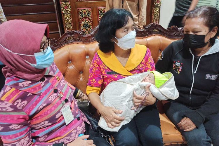 Dinas Sosial Kota Semarang menyerahkan bayi ke kediaman orang tua pelaku pembuangan bayi, Selasa sore (18/10/2022).