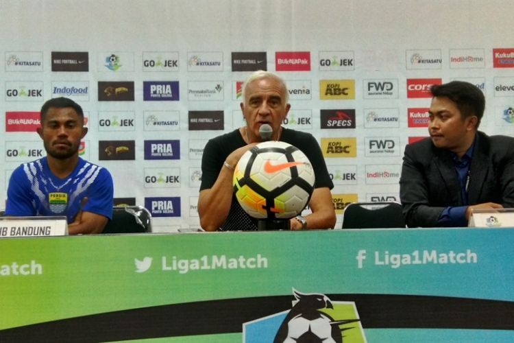 Pelatih Persib Bandung Mario Gomez saat memberikan keterangan kepada media usai laga kontra Persija Jakarta di Stadion Helora Bandung Lautan Api, Minggu (23/9/2018).