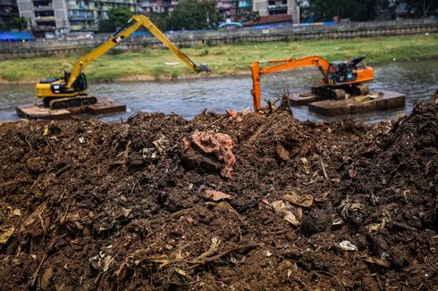 77.000 Meter Kubik Lumpur Diangkut dari Kali di 5 Lokasi Jakarta Pusat 