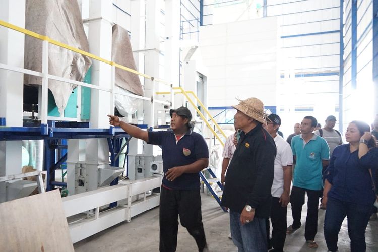 Bupati Jembrana I Nengah Tamba saat memantau proses pembangunan Rice Milling Unit (RMU) Subak Tibu Beleng di  Desa Penyaringan, Kecamatan Mendoyo, Minggu (8/10/2023).
