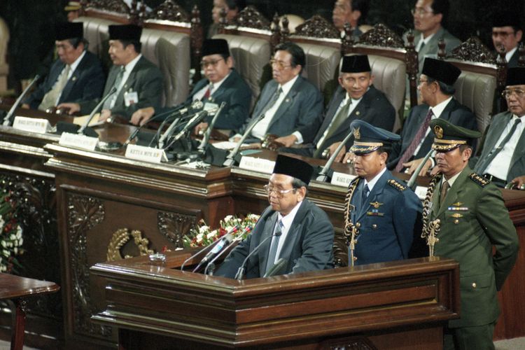 Pidato Presiden RI -  Presiden terpilih, KH Abdurrahman Wahid menyampaikan pidato pertamanya seusai pengucapan sumpah pada Sidang Paripurna MPR, Rabu (20/10) malam.