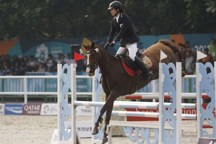 Aksi ketangkasan berkuda atlet asal Jepang Tomonaga Natsumi melewati rintangan saat bertanding di cabang olahraga Modern Pentathlon Asian Games ke-18 Tahun 2018 di SMA Adria Pratama Mulya, Tigaraksa, Kabupaten Tangerang, Banten, Jumat (31/8/2018). Para atlet mendapatkan kuda secara random pada cabang olah raga ini.