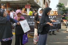 Paguyuban Mei '98 Doa Bersama dan Aksi Tabur Bunga di Mall Klender