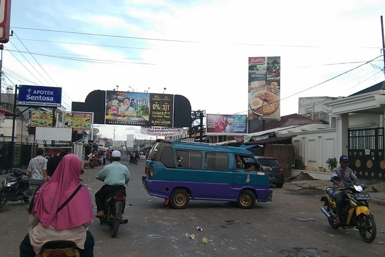 Kericuhan terjadi saat upaya relokasi Pasar Rengasdengklok, Karawang, Jawa Barat, Rabu (7/12/2022). Sejumlah pengendara memilih putar balik.