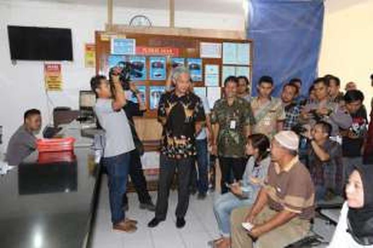 Gubernur Jawa Tengah melakukan inspeksi mendadak di kantor Samsat Magelang, Rabu (5/10/2016).