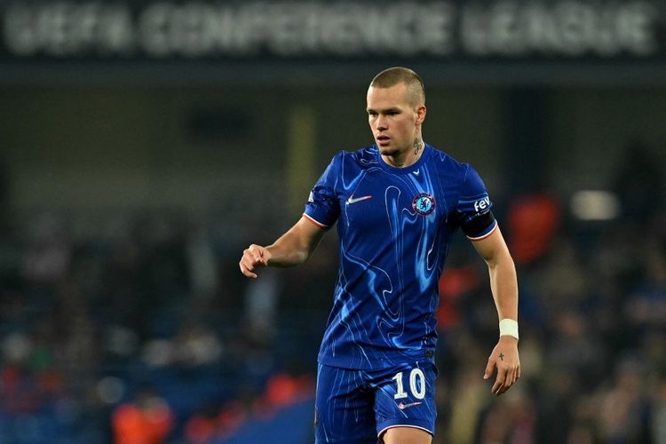 Penyerang Chelsea Mykhailo Mudryk berlari dengan bola pada laga Europa Conference League antara Chelsea dan FC Noah di Stamford Bridge di London pada 7 November 2024. 
