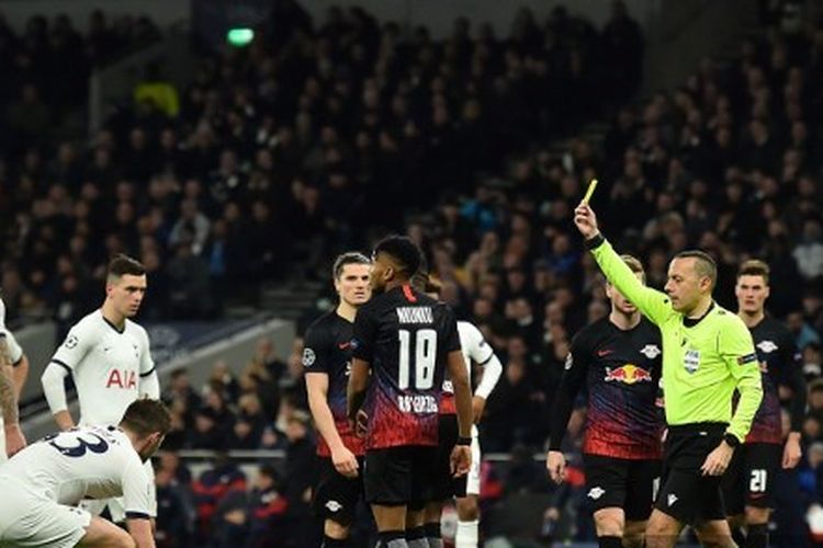 Wasit Cuneyt Cakir memberikan kartu kuning untuk Ben Davies pada laga leg pertama babak 16 besar Liga Champions Tottenham vs Leipzig di Stadion Tottenham, Rabu (19/2/2020) atau Kamis dini hari WIB. 