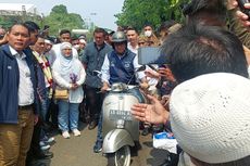 Hari Terakhir Jadi Gubernur DKI, Anies Unjuk Kebolehan Kendarai Vespa Klasik