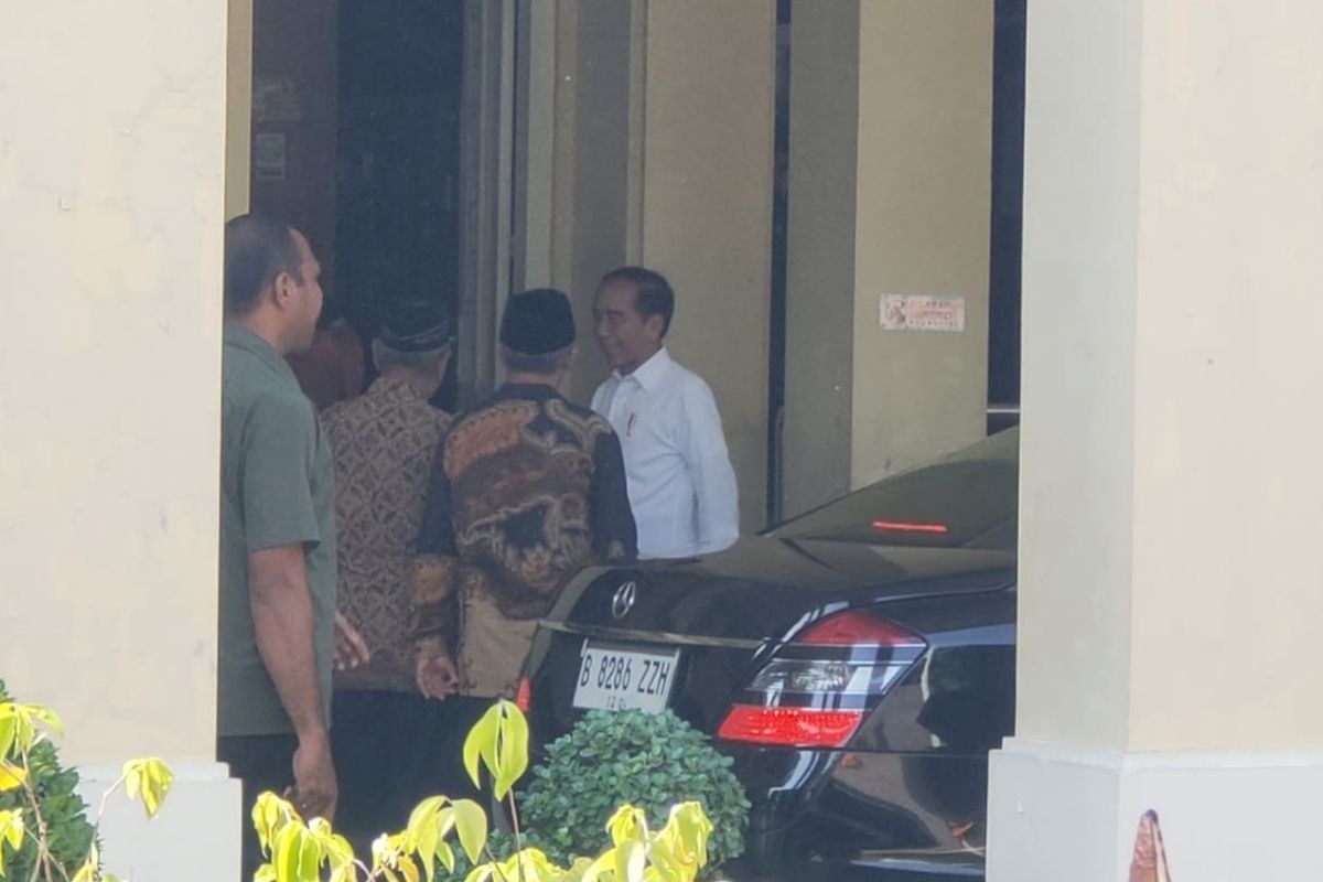 Presiden Joko Widodo (Jokowi) berkunjung ke SMP Negeri 1 Surakarta, Jawa Tengah (Jateng), pada Sabtu (12/10/2024).